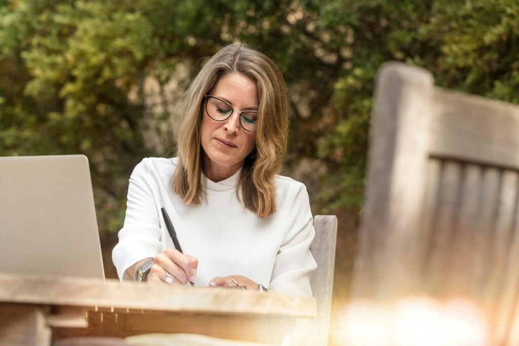 pexels-linkedin-1251832 Escribir un diario para salir de la depresión